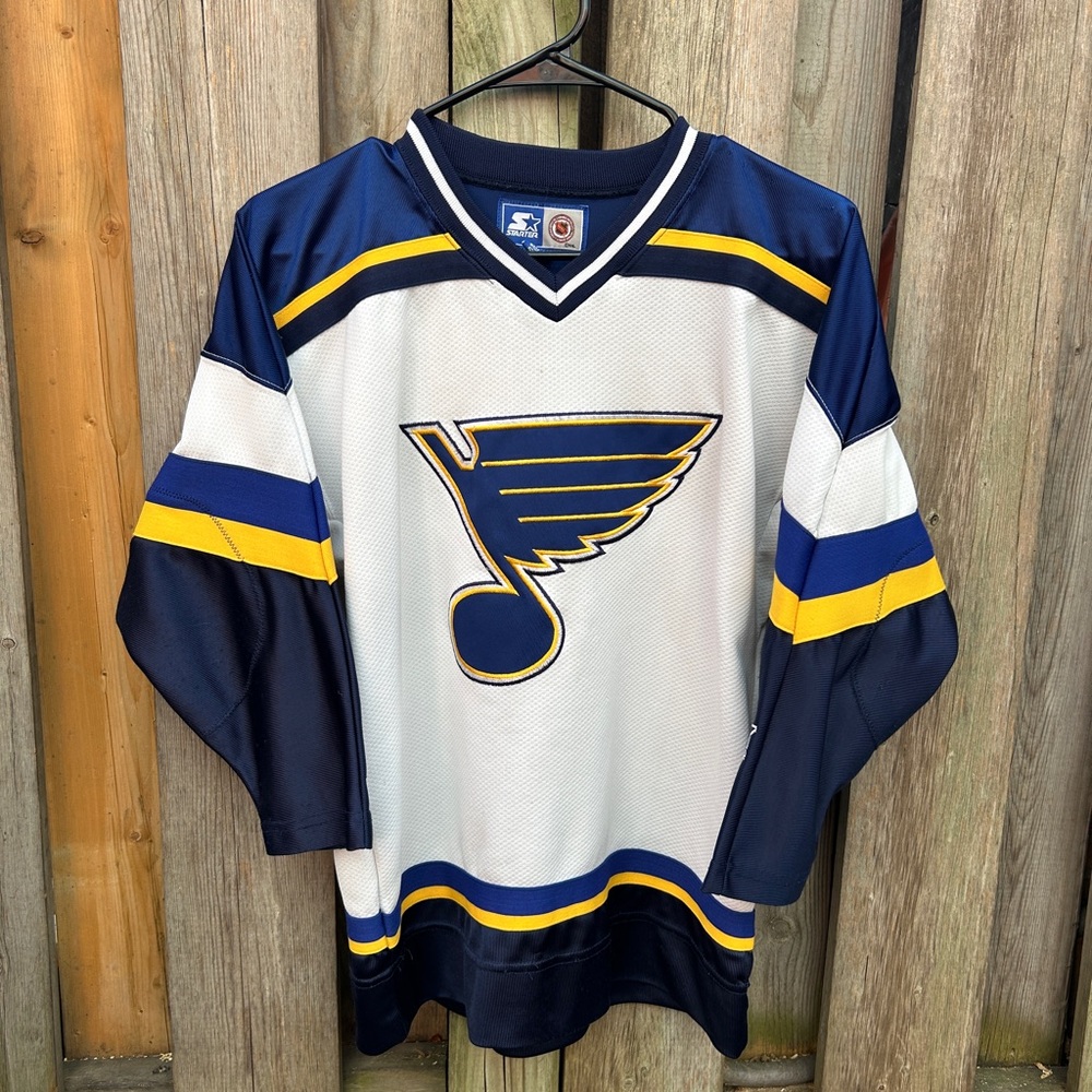 Starter St-Louis Blues NHL Jersey
Size S/M Youth
Would fit womens Small-Medium